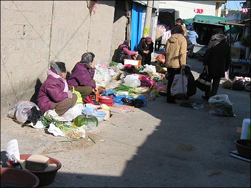 시장 뒷전에서 직접 재배한 남새들을 내다 파는 할머니에게도 오가는 이가 별로 없다. 